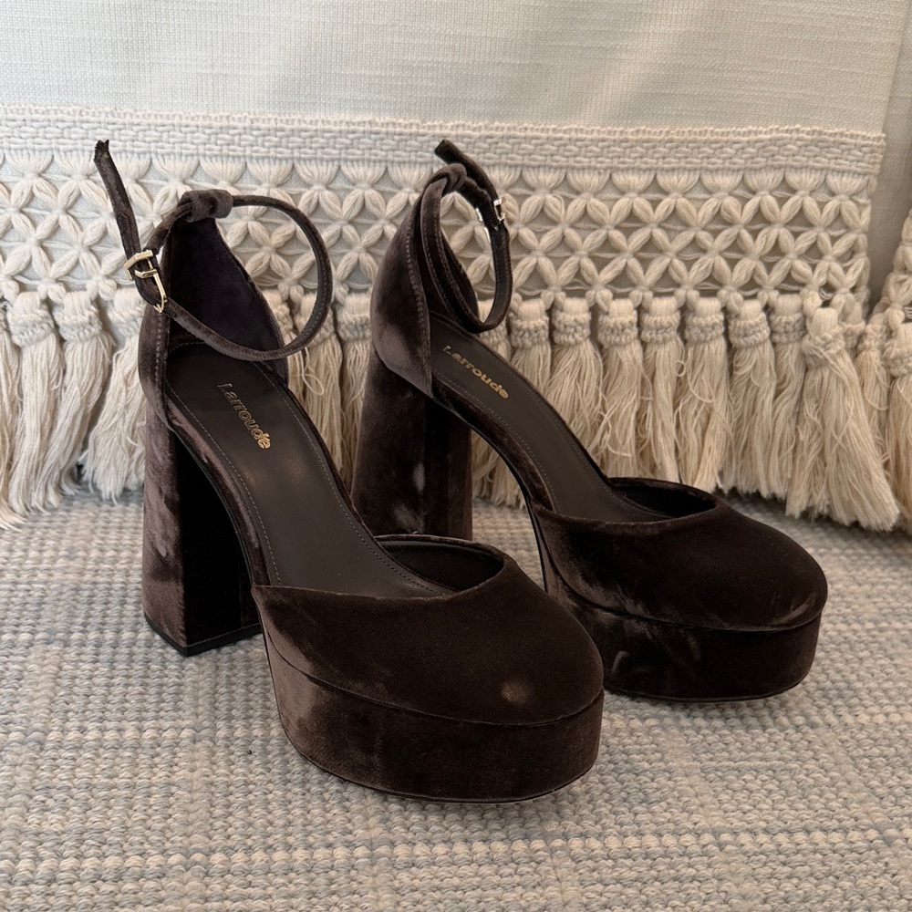 Larroudé Ari pumps in expresso velvet 7.5